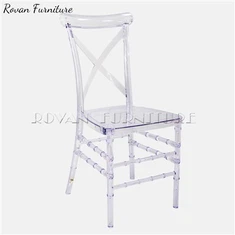 Vjenčana stolica s prozirnom plastičnom križnom pozadinom