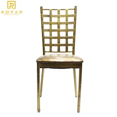 Zlatna metalna stolica za vjenčanje s jastukom