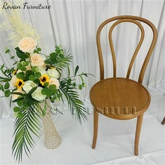 Drvene stolice u stilu savijenog drveta